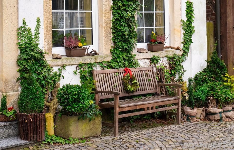 18 Spooky Front Yard Ideas That Will Send Shivers Down Spines