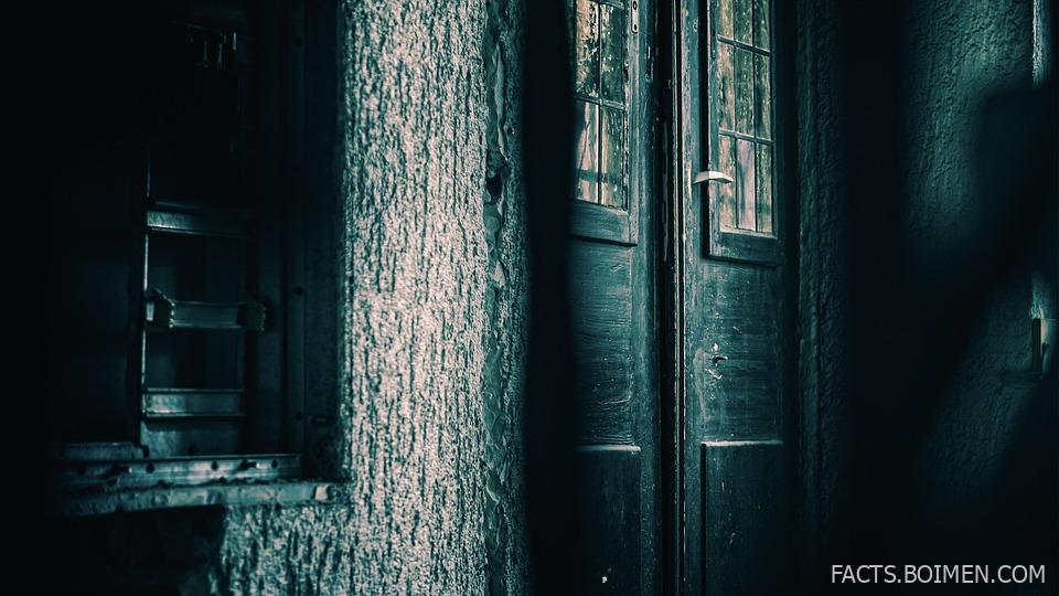 24 DIY Haunted House Tricks That Feel Like Pure Magic